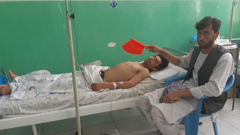 Cietušais Afganistānas slimnīcā pēc uzbrukuma sapieru nometnei
