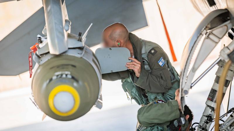 Izraēlas Gaisa spēku pilots pārbauda aviācijas bumbas stiprinājumu