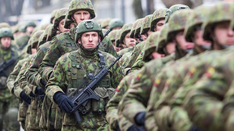 Lietuvas Bruņoto spēku karavīri parādes laikā