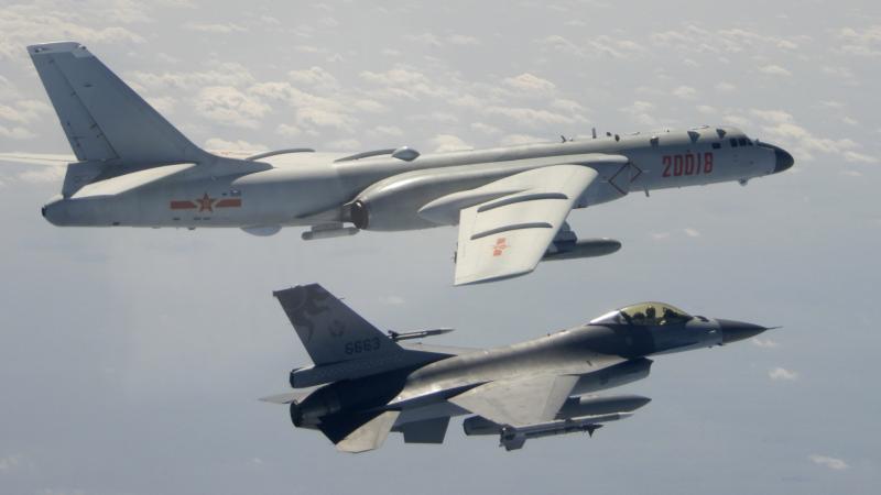 Taivānas iznīcinātājs F16 eskortē Ķīnas Gaisa spēku stratēģisko bumbvedēju H6