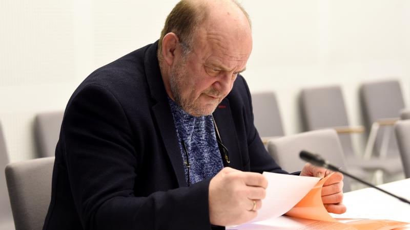 Spiegošanā aizdomās turētais Saeimas deputāts Jānis Ādamsons