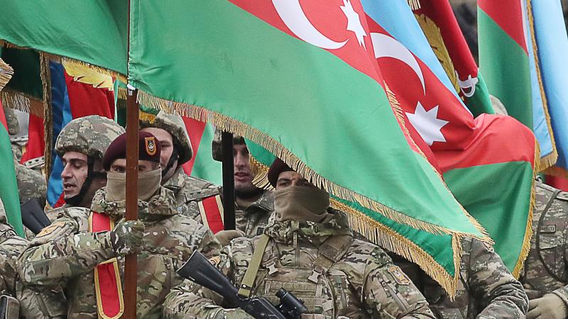 Azerbaidžānas karavīri parādē pēc uzvaras Kalnu Karabahas karā