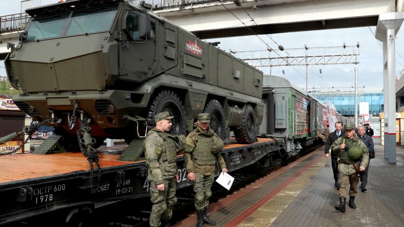 Krievijas karavīri ar tehniku uz dzelzceļa platformām Rostovā pie Donas, netālu no Ukrainas robežas