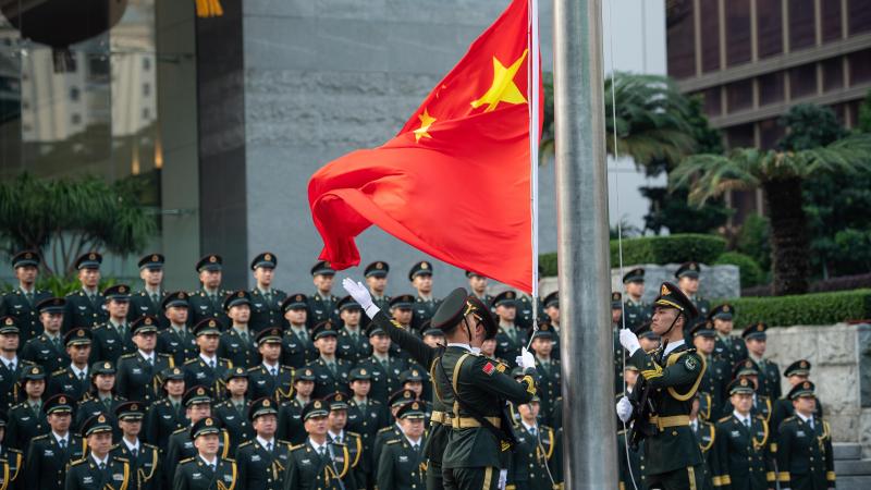 Ķīnas Tautas atbrīvošanas armijas karavīri paceļ Ķīnas karogu Makkao