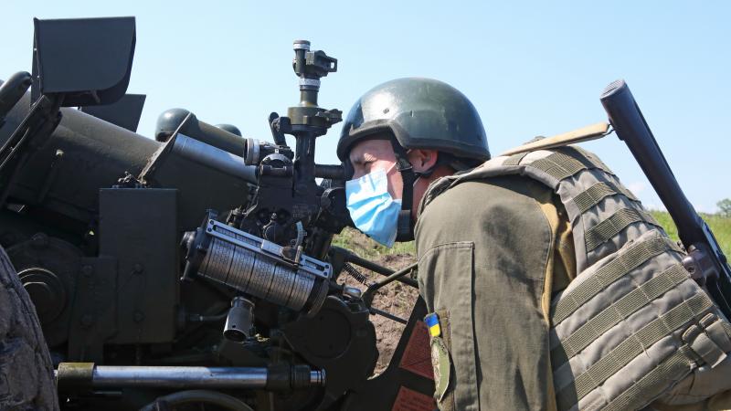 Ukrainas artilērists pozīcijā