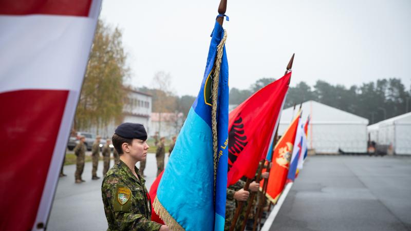 NATO paplašinātās kaujas grupas Latvijā karavīri ierindā ar valstu karogiem