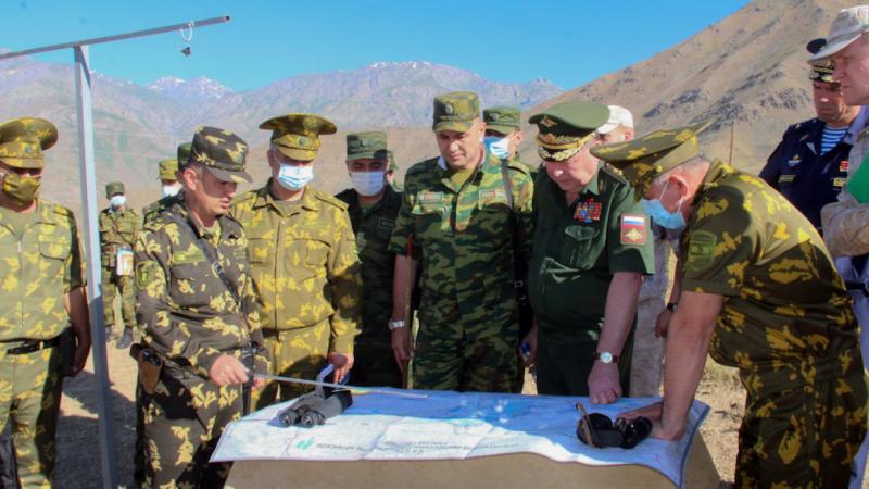 Krievijas un Tadžikistānas virsnieki kopīgajās mācībās