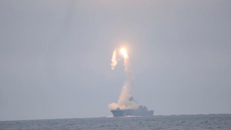 Raķetes "Zircon" izšaušana no Krievijas Jūras spēku kuģa "Admiral Gorškov"