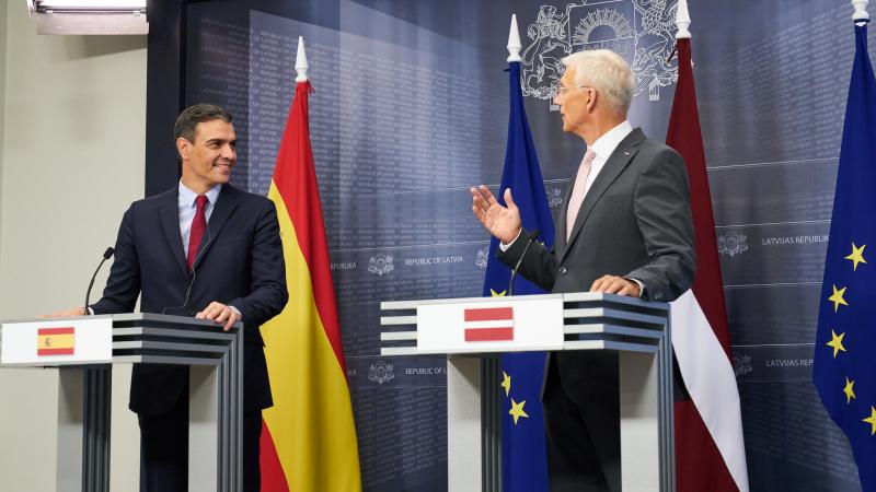 Spānijas premjers Pedro Sančess un Latvijas ministru prezidents Krišjānis Kariņš