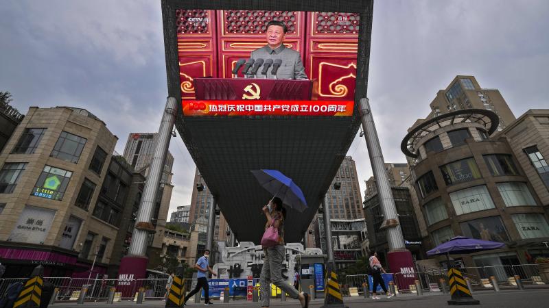 Monitors uz ielas Ķīnā, kas translē komunistiskās partijas kongresu