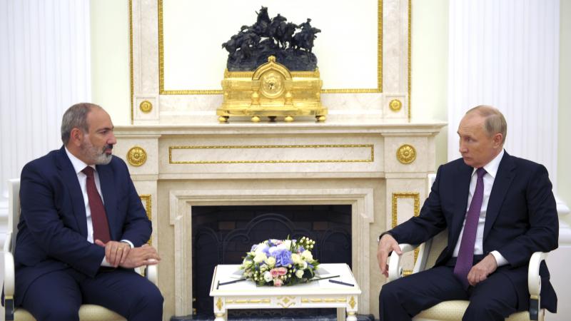 Armēnijas premjers Nikols Pašinjans un Krievijas autoritārais prezidents Vladimirs Putins