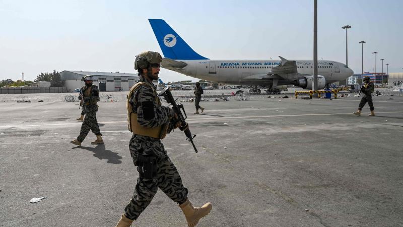 Taliban spēki pārņem Kabulas lidostu