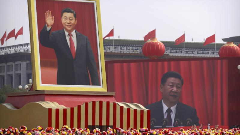 Ķīnas prezidents Sji Dziņpiņs ekrānos uzrunā Ķīnas komunistiskās partijas 70. gadadienas pasākumā