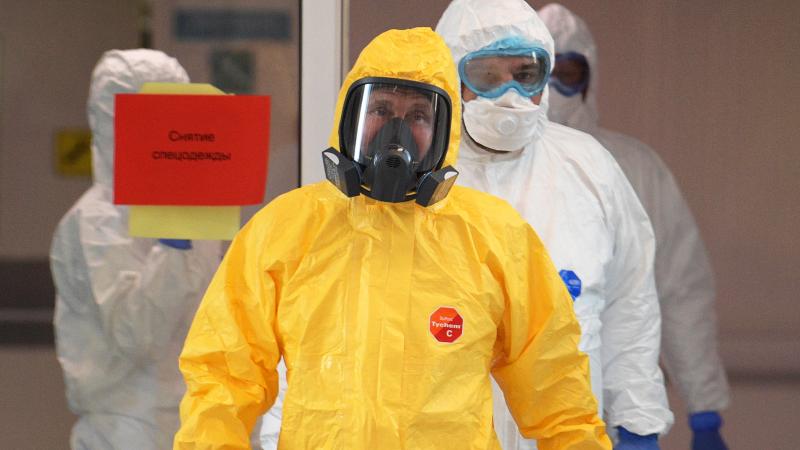 Krievijas prezidents Vladimirs Putins bakterioloģiskajā aizsargtērpā