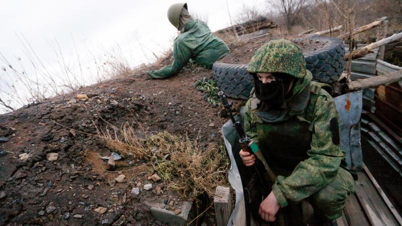 Austrumukrainas teroristu karavīrs pozīcijā