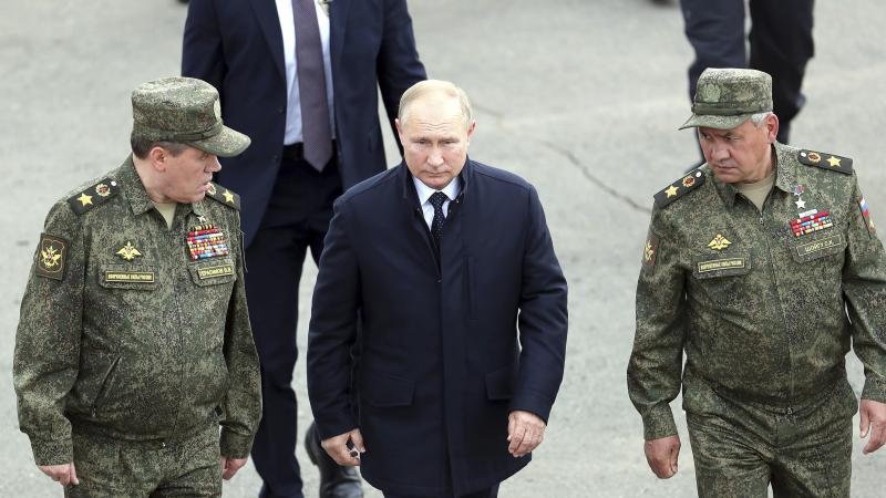 Krievijas bruņoto spēku ģenerālštāba priekšnieks ģenerālis Valērijs Gerasimovs, Krievijas autoritārais prezidents Vladimirs Putins, Krievijas aizsardzības ministrs Sergejs Šoigu apmeklē mācības "Zapad 2021"