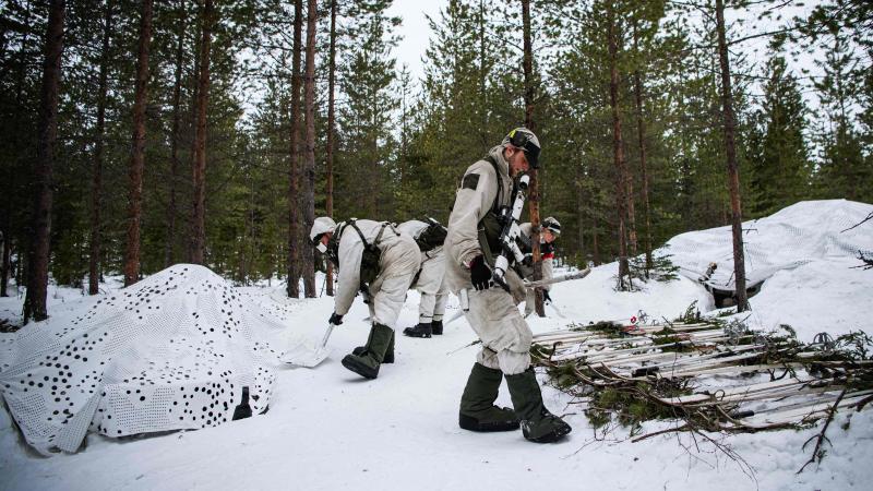 Zviedrijas armijas karavīri ierīko apmetni sniegā mācību “Winter Sun” laikā, 2021. gada marts.