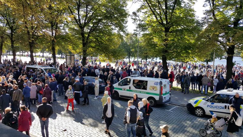 vakcinācijas pretinieku protests 11. novembra krastmalā Rīgā
