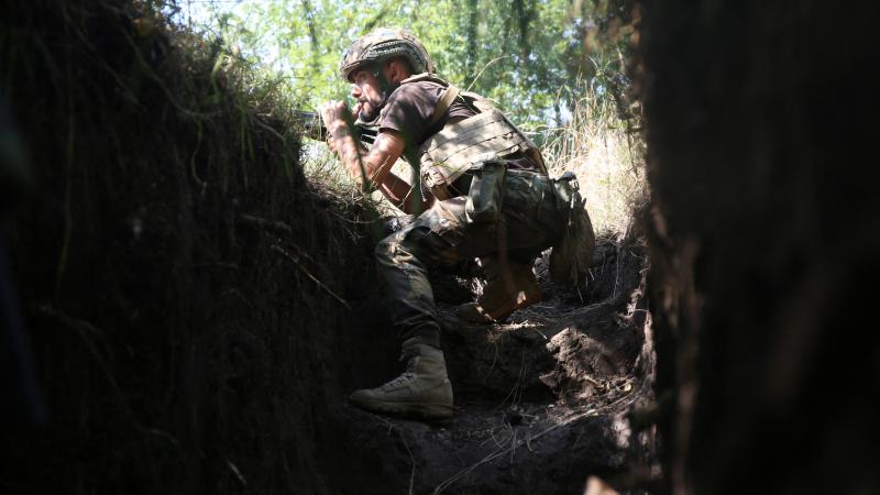 Ukrainas karavīrs pozīcijās valsts Austrumos