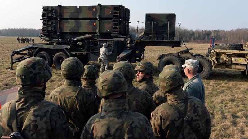 Polijas karavīri iepazīstas ar ASV pretgaisa aizsardzības sistēmu "Patriot"