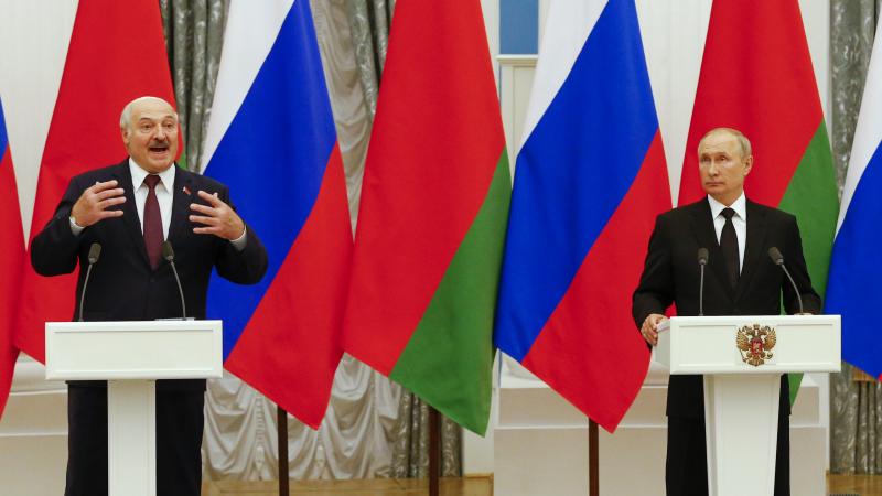 Krievijas autoritārais prezidents Vladimirs Putins un Baltkrievijas pašpasludinātais līderis Aleksandrs Lukašenko