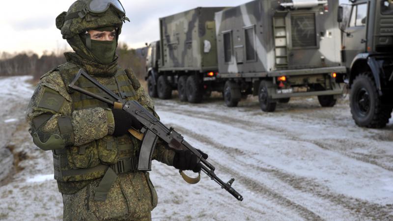 Krievijas karavīrs apsargā elektromagnētiskās un elektroniskās karadarbības aparatūru