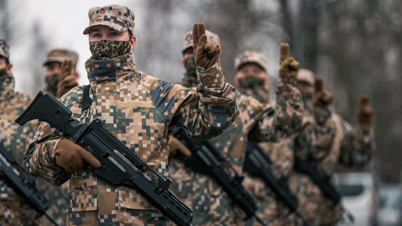 Karavīri dod zvērestu NBS kājnieku skolā Alūksnē