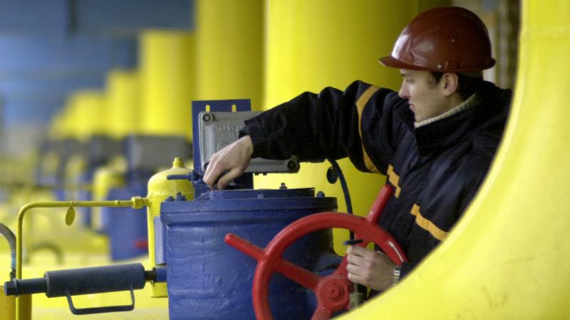 "Naftogaz" strādnieks pie iekārtām