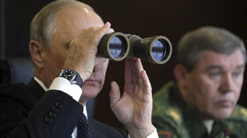 Krievijas autoritārais prezidents Vladimirs Putins un Krievijas bruņoto spēku ģenerālštāba priekšnieks ģenerālis Valērijs Gerasimovs vēro militārās mācības "Zapad 2021"