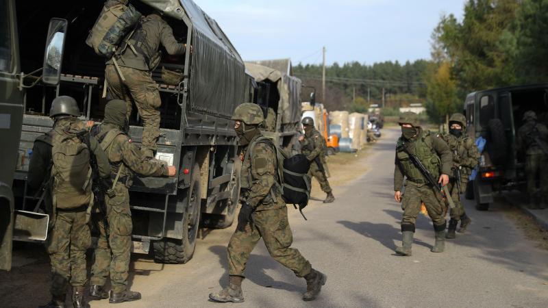Polijas karavīri dodas apsargāt robežu ar Baltkrieviju