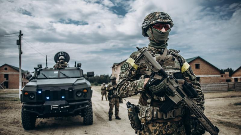 Ukrainas Nacionālās gvardes karavīrs ar UAR-15 triecienšauteni