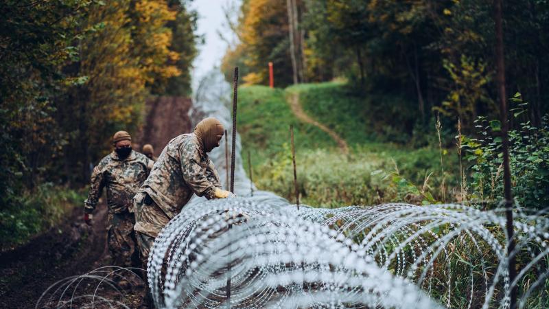 Dzeloņstiepļu žoga būvniecība uz robežas ar Baltkrieviju