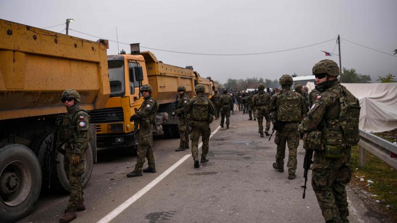 NATO karavīri patrulē netālu no Kosovas un Serbijas robežas Jarinje ciemā Kosovas ziemeļos