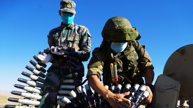 Ķīnas un Krievijas karavīri lādē munīciju kājnieku kaujas mašīnās
