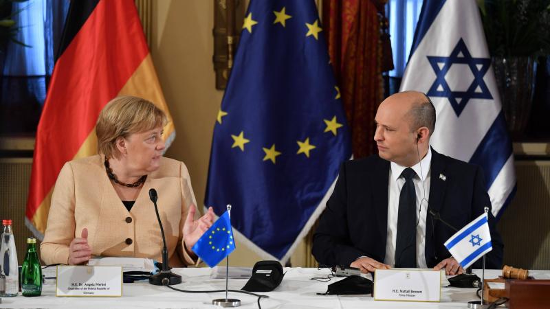 Vācijas kanclere Angela Merkele un Izraēlas premjers Naftali Benets