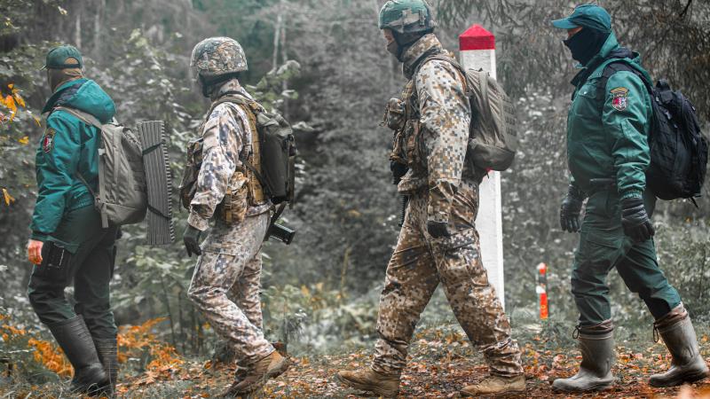 Robežsargi un karavīri veic kopīgas patruļas un Latvijas - Baltkrievijas robežas