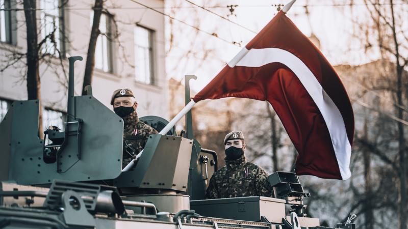 Latvijas karavīri Nacionālo bruņoto spēku sveicienā par godu Latvijas Valsts proklamēšanas 103. gadadienai