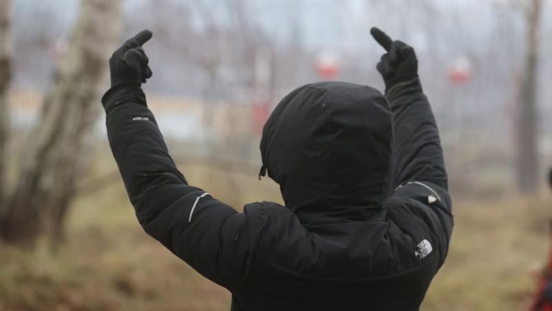 Minskas režīma migrants Polijas robežsargiem rāda nepieklājīgus žestus