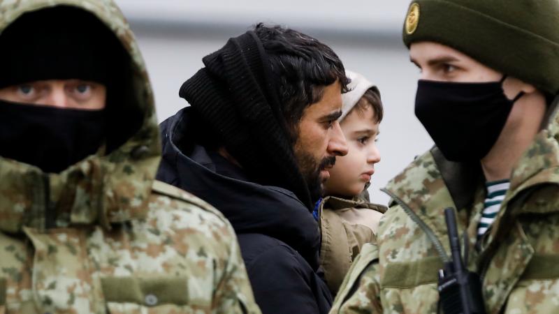 Tuvo Austrumu valstu migrants ar bērnu aiz Baltkrievijas režīma robežsargu mugurām
