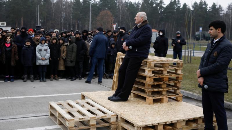 Baltkrievijas pašpasludinātais vadonis Aleksandrs Lukašenko uz paša režīma atvesto migrantu fona pie Bruzgu robežšķērsošanas punkta Polijas pierobežā