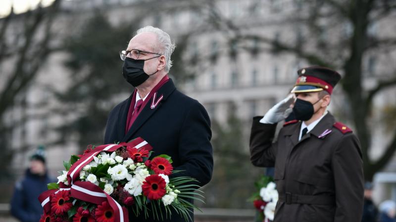 Valsts prezidents Egils Levits noliek ziedus pie Brīvības pieminekļa