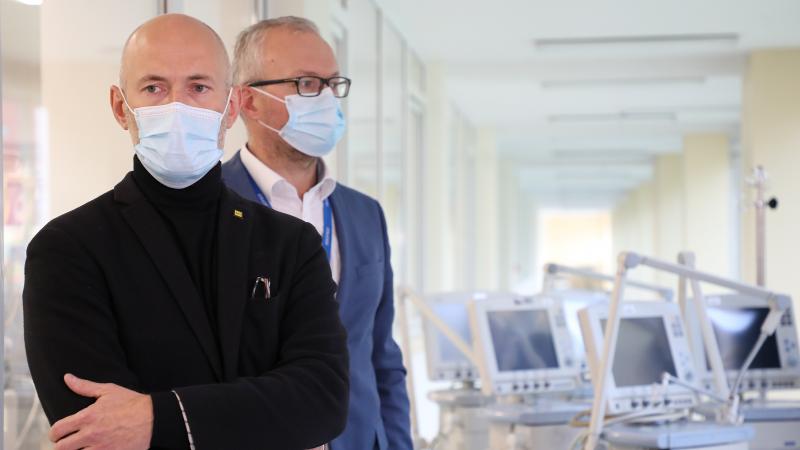 Veselības ministrs Daniels Pavļuts un Paula Stradiņa klīniskās universitātes slimnīcas valdes priekšsēdētājs Rinalds Muciņš