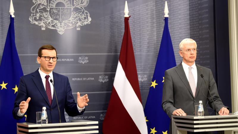 Polijas premjerministrs Mateušs Moraveckis un viņa Latvijas kolēģijs Krišjānis Kariņš
