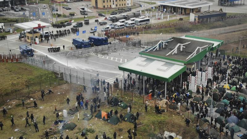 Polijas robežsargi, policisti un karavīri atvaira migrantu uzbrukumu