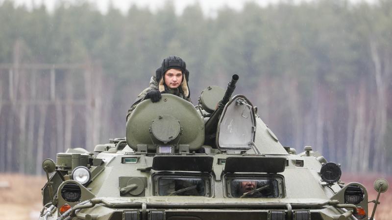 Krievijas karavīrs uz bruņutransportiera