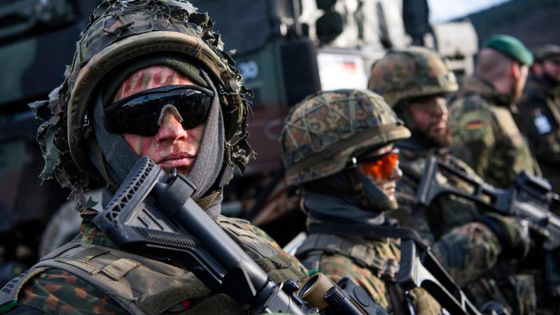 NATO Reaģēšanas spēku Vācijas kontingenta karavīri. Foto: AFP/Scanpix