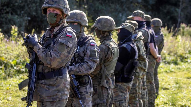 Polijas karavīri apsargā robežu ar Baltkrieviju