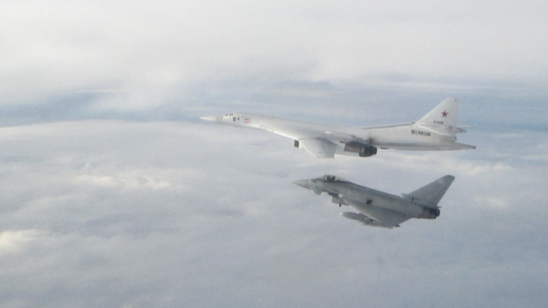Foto: Lielbritānijas Karalisko gaisa spēku iznīcinātājs "Typhoon" pārtver Krievijas stratēģisko bumbvedēju Tu-160