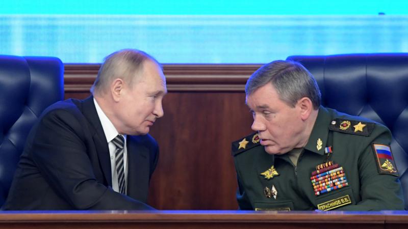 Krievijas autoritārais prezidents Vladimirs Putins un Krievijas bruņoto spēku Ģenerālštāba priekšnieks ģenerālis Valērijs Gerasimovs