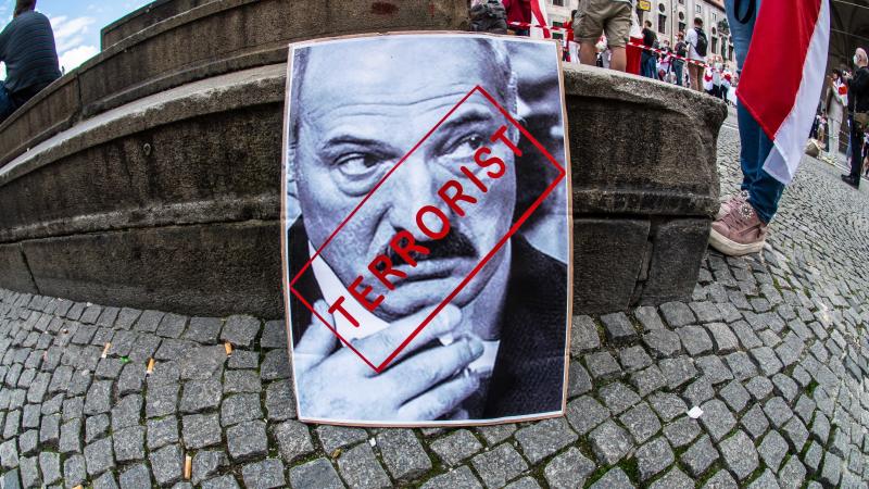 Baltkrievijas diktatora Aleksandra Lukašenko attēls ar uzrakstu "terorists" kādā no demokrātisko spēku protesta akcijām